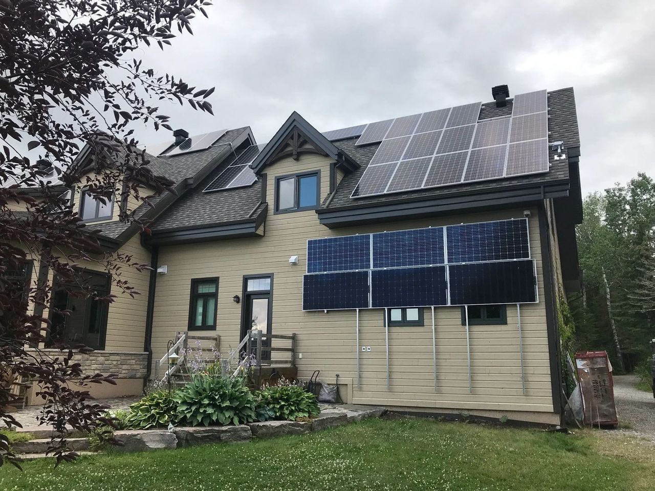 Résidence avec panneaux solaires installés en toiture et en façade par ABIXEL